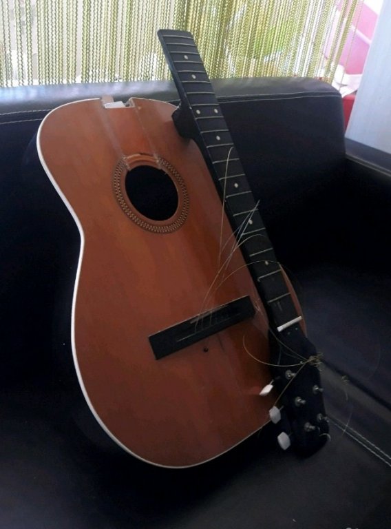 Авито гитары купить б у. Parkwood s26-gt. Сломанная гитара. Сломанная акустическая гитара. Разбитая акустическая гитара.