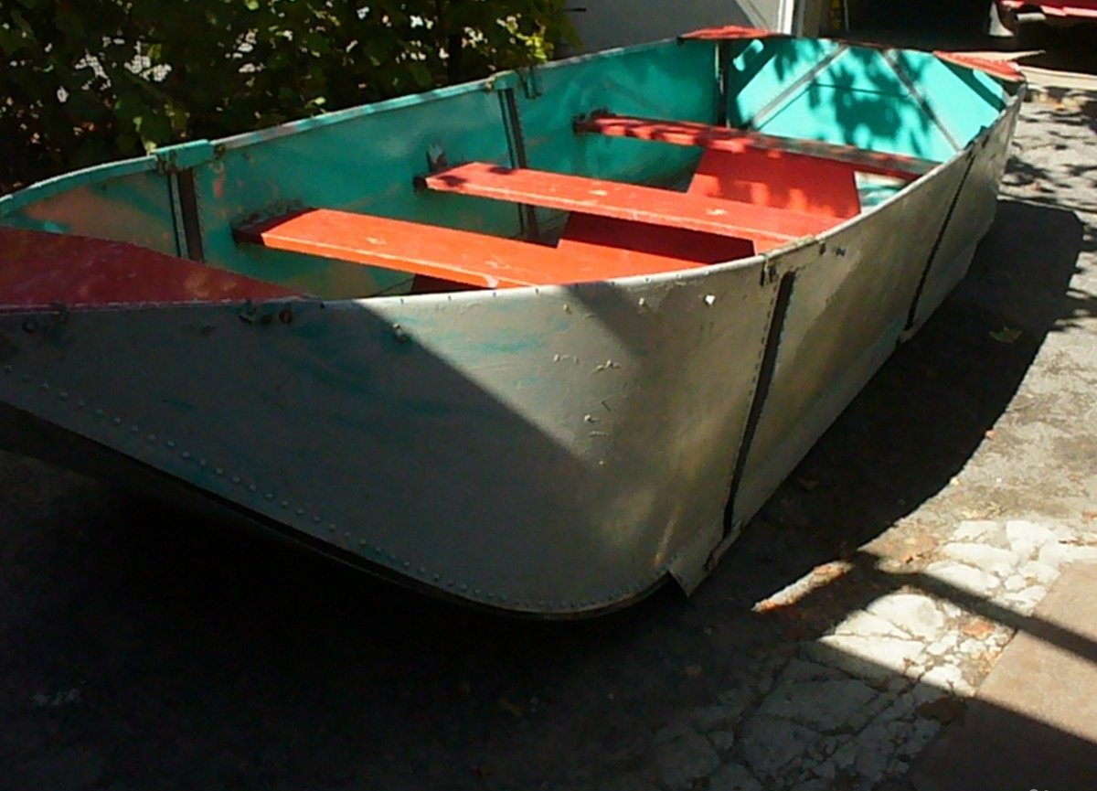 Купить лодку бу в ростовской области. Лодка плоскодонка дюралевая. Алюминиевая лодка плоскодонка. Лодка алюминиевая клепаная плоскодонка весельная. Дюралевая весельная лодка.
