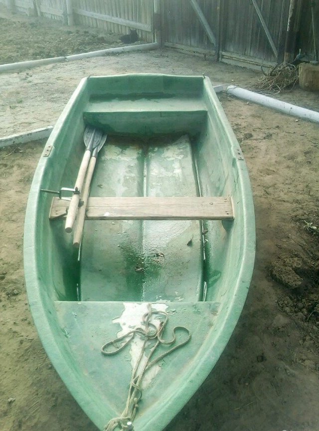 Купить лодку бу в ростовской области. Вега лодка стеклопластиковая. Стеклопластиковая лодка Скат-270. Финская пластиковая лодка 3700. Лодка гребная 5 метров стеклопластик.