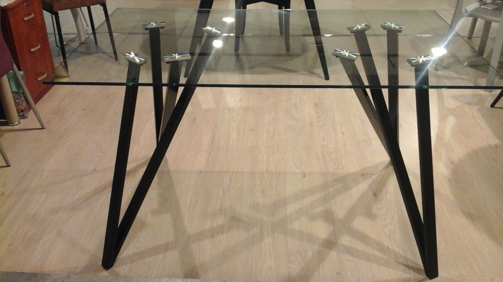 Продам столы в Москве, Компания Мебельщик предлагает вам обеденные из стекла и стулья к