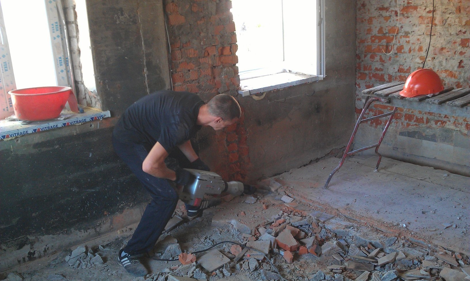 В Новосибирске, демонтаж перегородок стен, напольной плитки, кафельной плитки, паркета