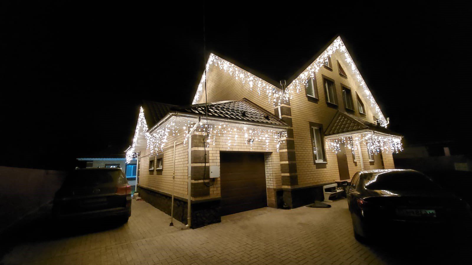 В городе Ростов-на-Дону, Праздничный свет для вашего дома: Профессиональный монтаж