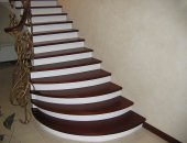 Деревянные лестницыПредлагаем услуги по изготовлению деревянных лестниц на тетив