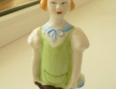 Продам антиквариат в Ставрополе, Фарфоровая статуэтка "Девочка с мишкой