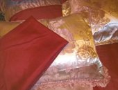 Продам текстиль и ковры в Волхове, Подарочный спальный комплект декорированный шелком и
