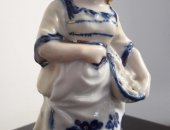 Продам антиквариат в Москве, Фарфоровая статуэтка Девушка с рыбой 19 век 18и см